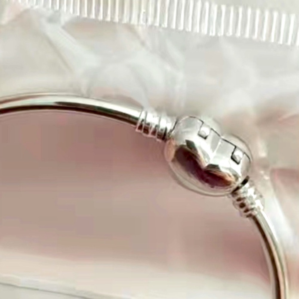 NWT 🩵 SMOOTH SILVER STAINLESS STEEL CHUNKY PUFF HEART BANGLE BRACELET - Picture 4 of 6